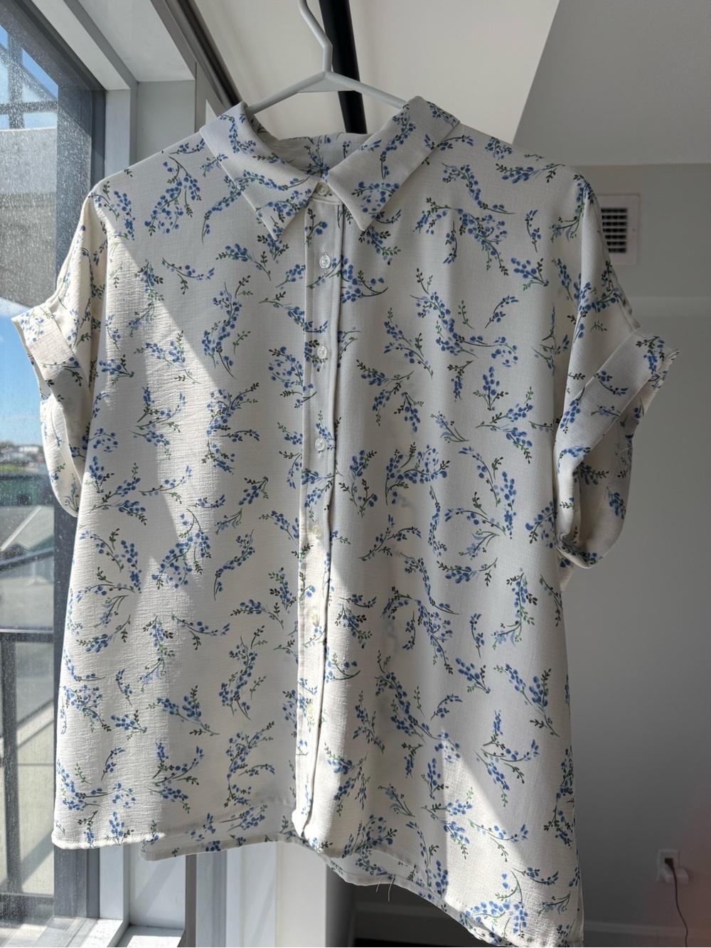 RW&CO Women's Cream Short-Sleeve Button-Up Shirt with Blue Floral Print